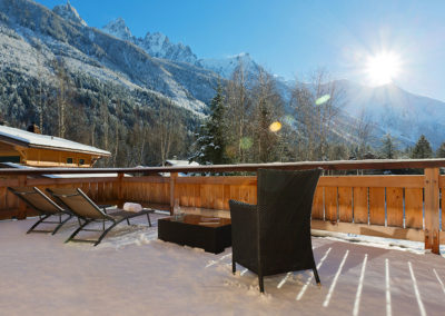 La-terrasse-hiver-Chalet-isabelle-Mountain-Lodge La terrasse l'hiver et les aiguilles de chamonix