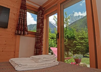Vue-chambre-drus Vue d'été depuis la chambre Les Drus