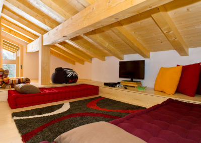 coin-jeu-mezzanine-chalet-isabelle La salle de jeu sous les combles de la mezzanine
